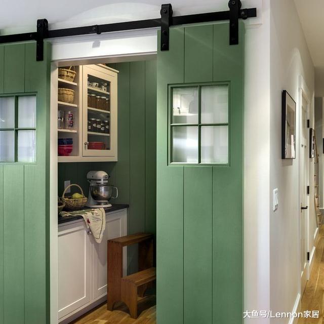 什么样的门才适合国人的厨房呢？首推平开门，但还得看实际环境