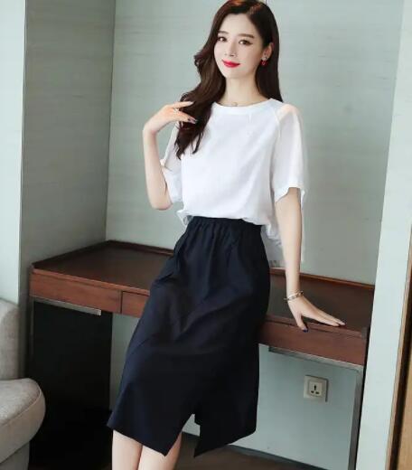 经常穿小衫的女人，挑件亮丝连衣裙试试，显瘦又年轻，美美的
