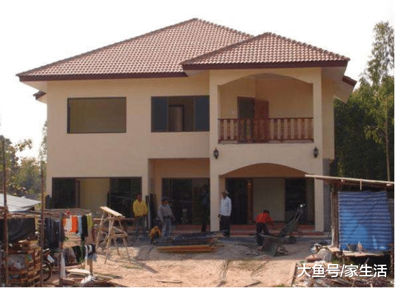 自建房外墙不要贴瓷砖了，聪明人装这种材料替代，太聪明了