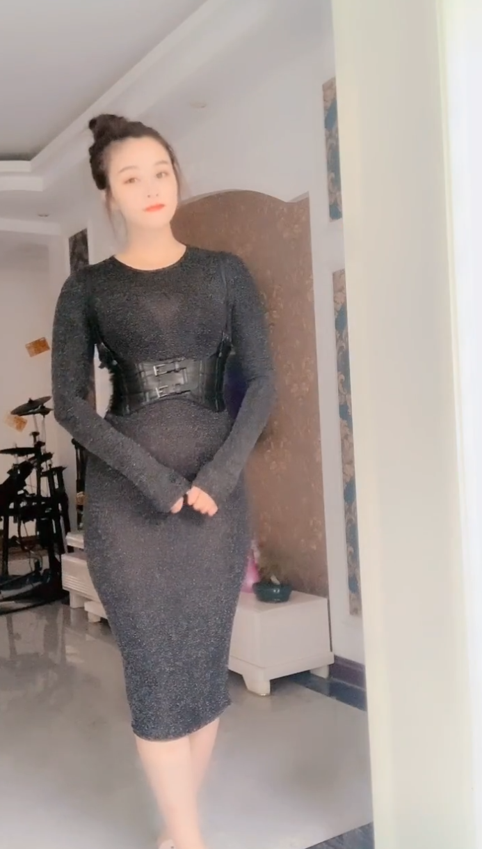 辣妈一袭紧身包臀裙，魅力十足