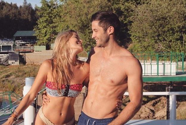 一对青梅竹马偏要穿越半个地球和十几年网恋，结果她冲你竖起中指