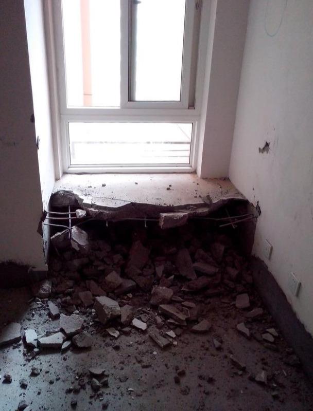 新房飘窗一锤砸下去，里面都是建筑垃圾，开发商：谁让你砸的？