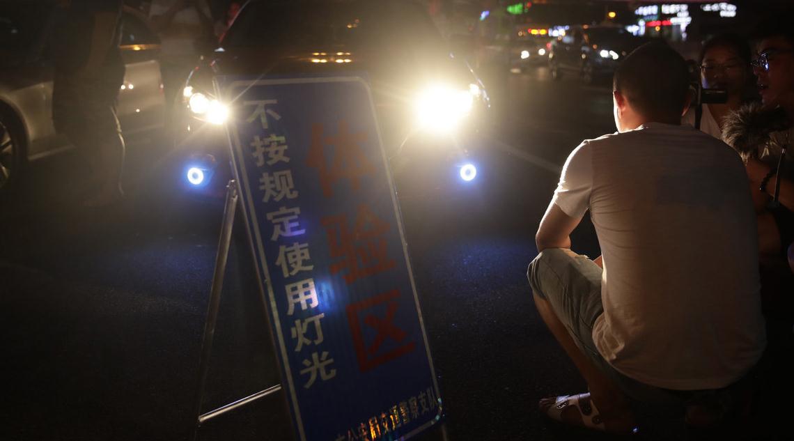 开车时，后车连闪2次大灯是啥意思？很重要，不懂就别开车了