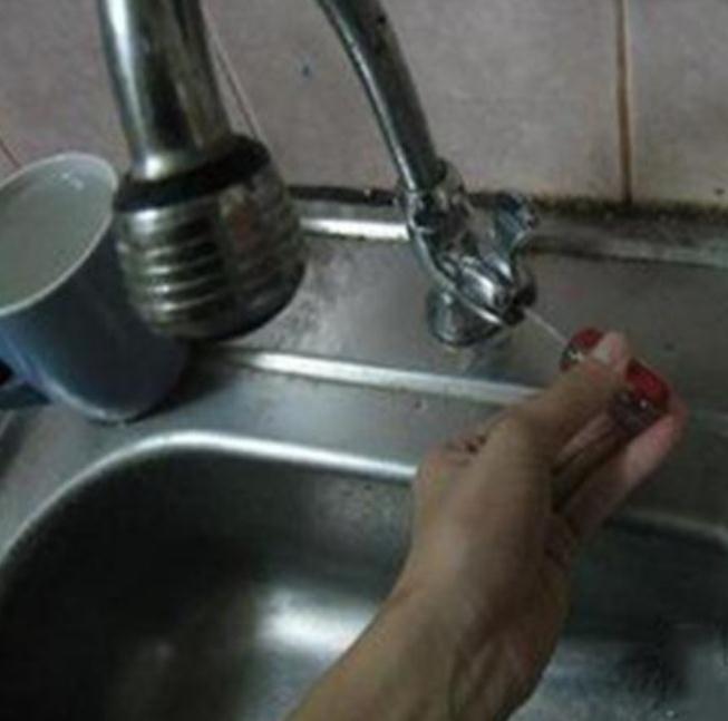 水龙头拧紧了还是漏水，不要着急换，看看是不是这里出了问题