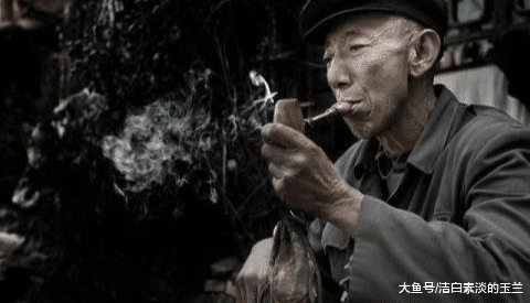 五岁孩子去世，两年后墓地发生动静，父亲去墓地瘫在地上