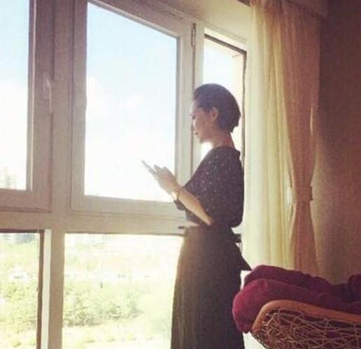 带你看看张卫健现实的家，家里装修很普通，餐桌上几乎都是素菜