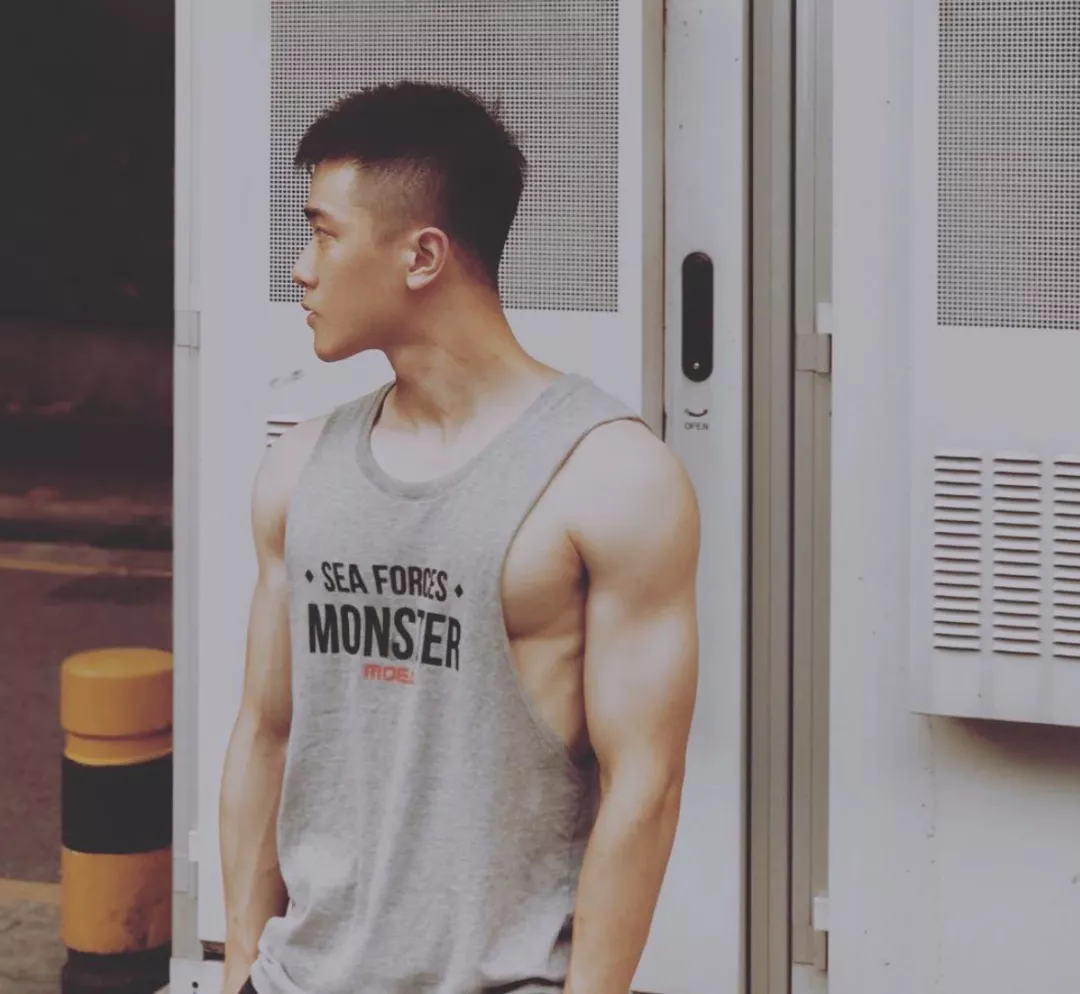 胸体育小哥の湿身写真！据说还是个肌肉