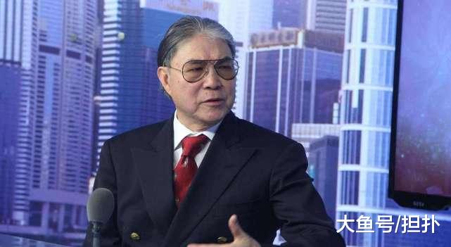 父亲身家百亿却不准他做生意，只准他做慈善事业，今他受邀看阅兵