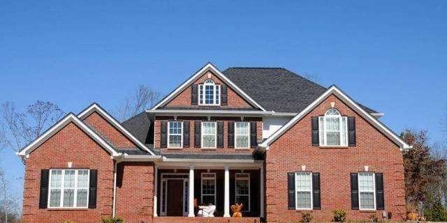 在农村买房，房子建在别人的地基上是租还是买比较好？