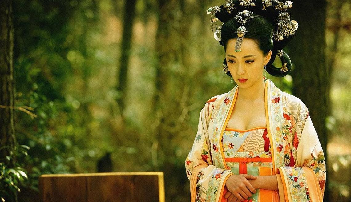 她们均是“因龙感孕”而来，一个成了皇帝，另一个成了皇帝的宠妃