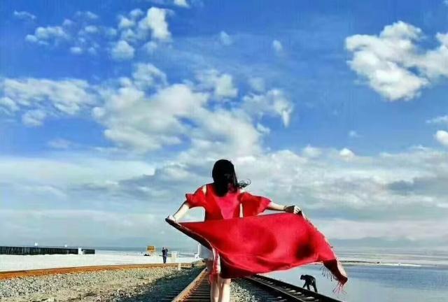 青海旅游再次升温，高速公路上的美景虽然很狂野，可千万别模仿哦