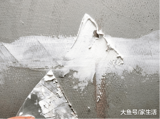 刮完腻子后业主这样来检查，师傅一看就说碰上内行人，太专业了