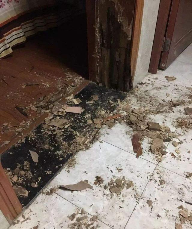 卫生间安了过门石，客厅还是被泡了，只怪当初装修少做了这一步