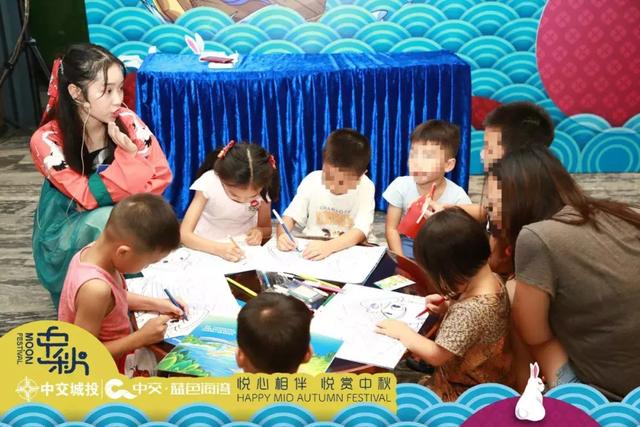 又是她！500人蜂拥而至！今天可是中秋节