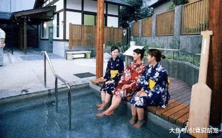 中国游客去到日本泡温泉，刚推开门看了一眼，男子吓得转身就跑……