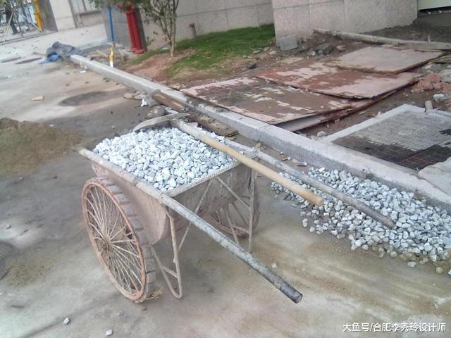 农村自建房少不了毛石混凝土, 隔10公分丢进去, 省下一半水泥钱!
