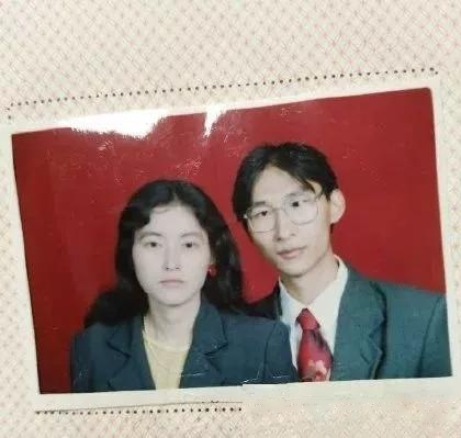 看到爸妈当年的结婚照，便开始怀疑人生了