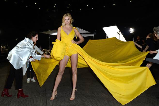 揭秘时装秀“宫斗”真相！超模后台多人伺候“争当贵妃”