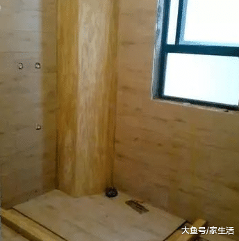 卫生间装修不要铺瓷砖了, 越来越多人这样设计, 太聪明了