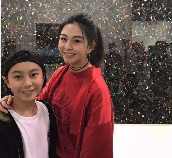沈月受媒体关注，受网友喜爱不只是因为她是邱淑贞女儿的关系，也在于她天生丽质