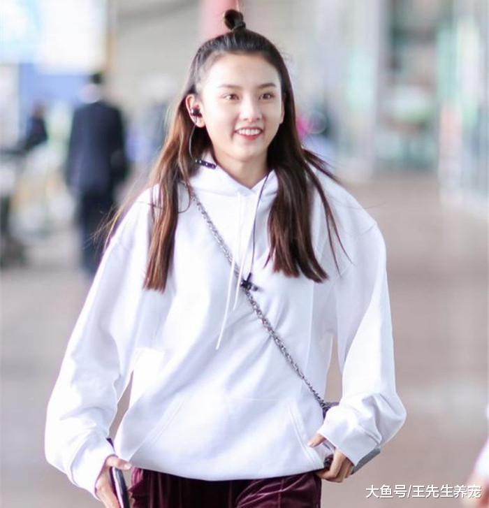 当年的哪吒宋祖儿已长大, 大冷天的还穿隐形裤, 年轻就是好啊!