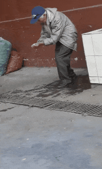 边境牧羊犬和主人走散, 口渴路边求水, 老人双手捧水喂狗, 太感人