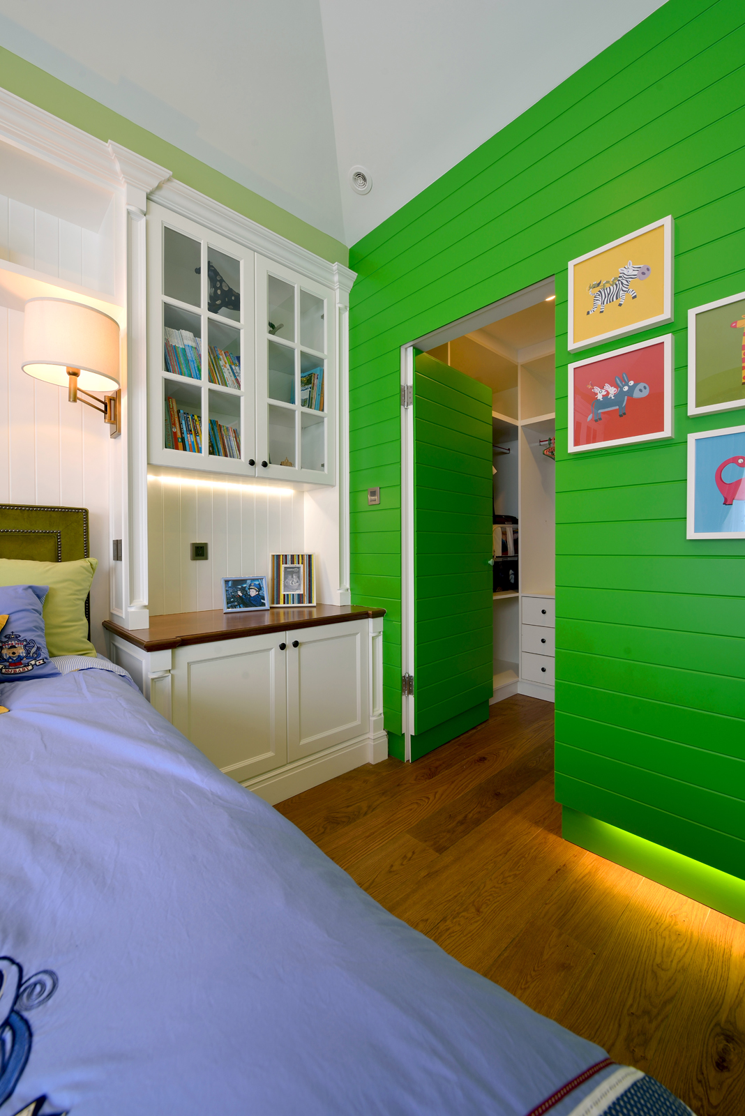 美式风别墅案例图，用绿色装点儿童房，还真挺别致的呢！