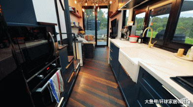 一对情侣在山上自建一栋20㎡小黑屋，两室一厅还带小院，羡煞旁人！