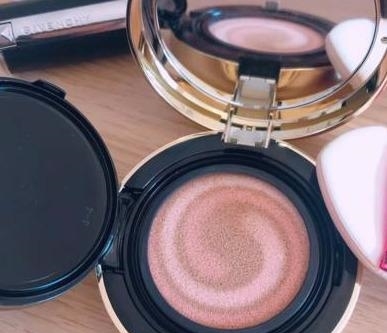 李佳琦随手一晒的气垫，价格一曝光，网友：从此我扔掉了阿玛尼！