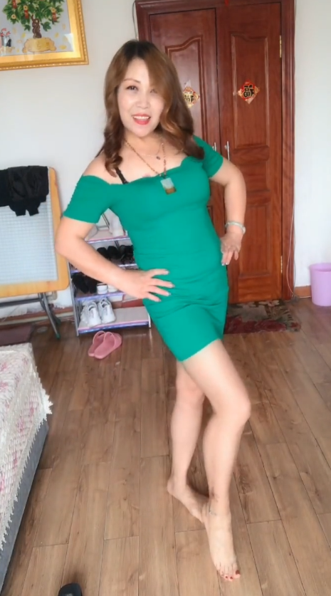 穿绿色吊带裙的少妇，在家里光脚走秀，还真好看！
