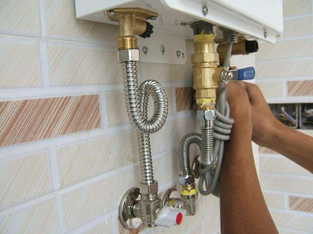 燃气热水器种类多差别大，哪种才安全？老师傅说这么选安全又省钱