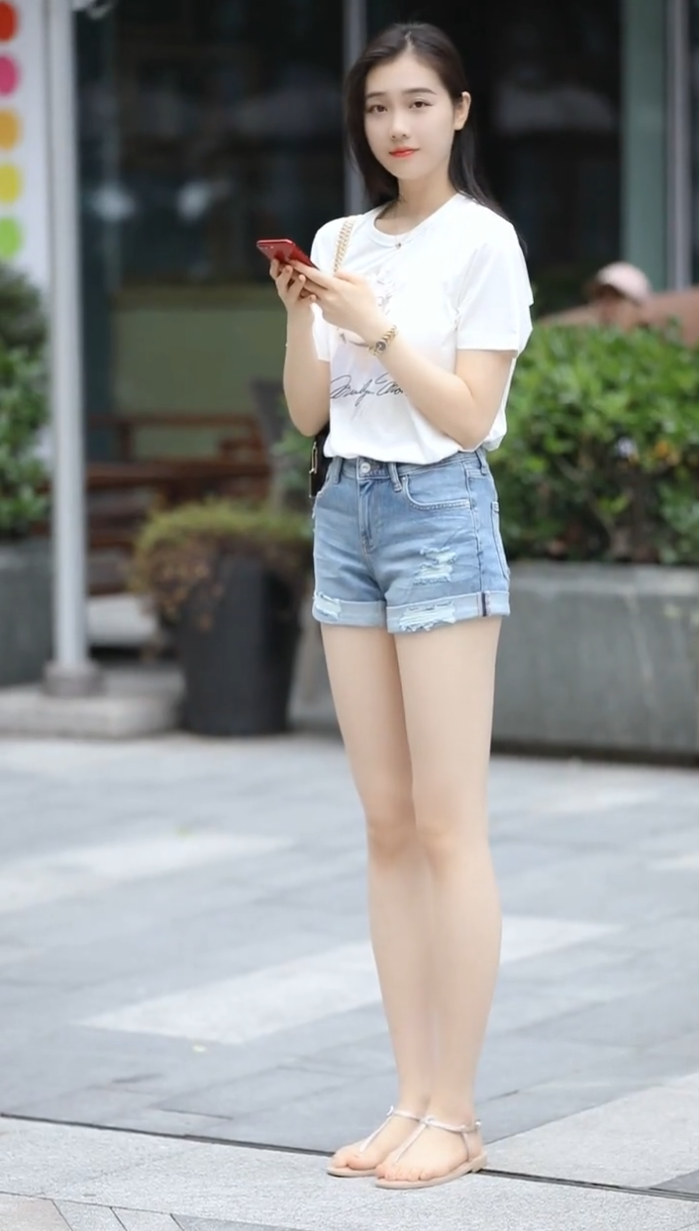 肤白貌美大长腿，笑起来又这么可亲，太接地气了