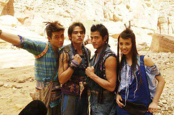 当年周杰伦被F4围攻，没人帮忙，只有陈冠希抄起板凳就上