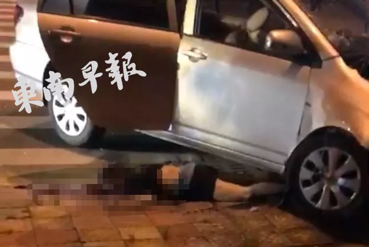 最新动态，永春：两女子等红绿灯，遭小车碾过1死1重伤
