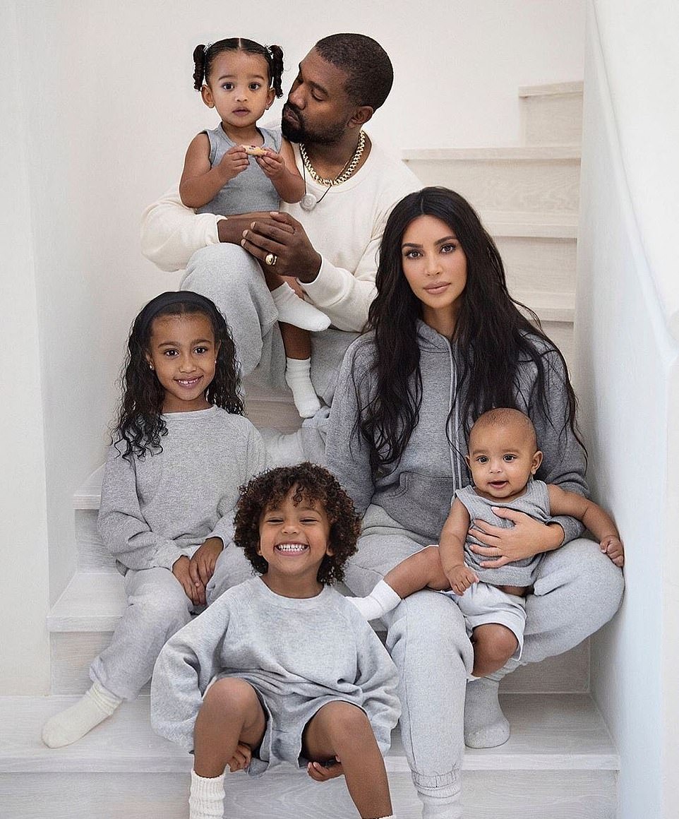 金卡戴珊一家6口全家福!7个月代孕宝宝好萌,黑人老公抱娃太温柔