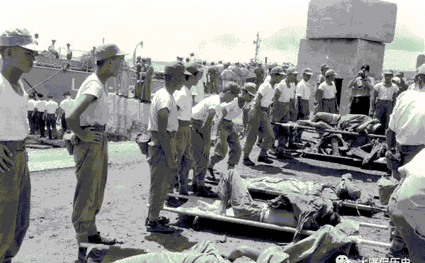 1958年炮击金门老照片: 国军军营墙被打个大窟窿, 我军炮弹威力巨大!