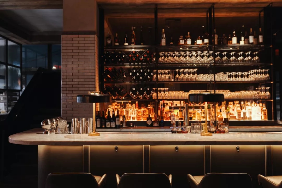 航海元素的餐厅，木质镶板和不对称的灯光在室外的水线上浮起