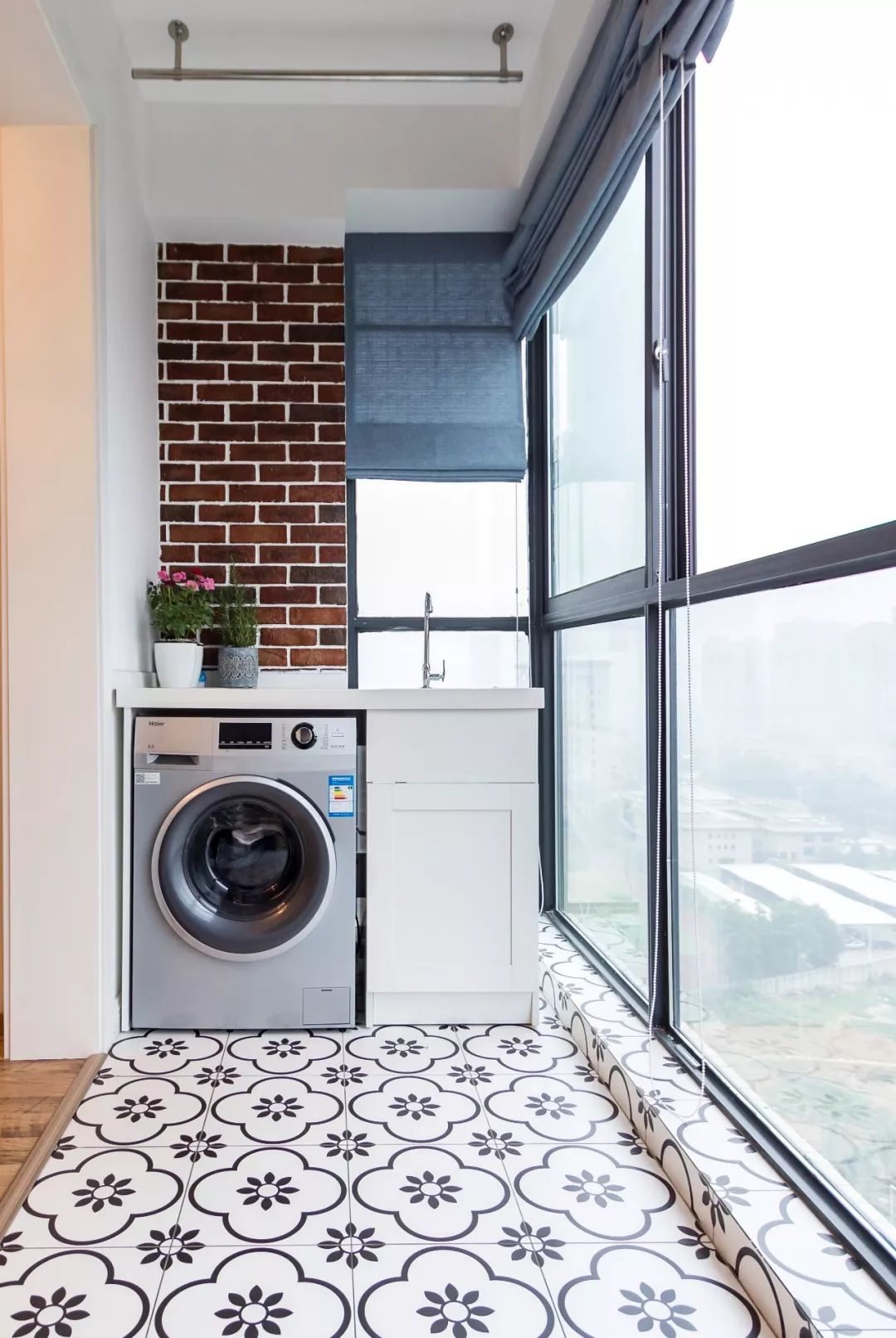 阳台装上洗手盆，实用方便，简洁美观