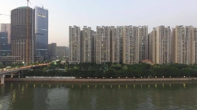 楼市怪现状：有钱人欲全身而退，农民变接盘侠，想买房还有两难题