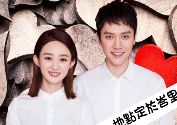 赵丽颖和冯绍峰出游被偶遇，颖宝摸老公肩膀看镜头自拍，好甜蜜！