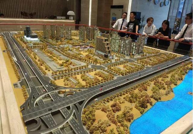 家里买房选西户好还是东户好？售楼经理说漏嘴，庆幸自家选对了