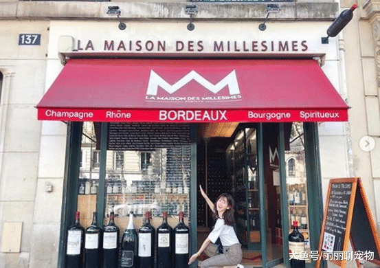 章泽天现身瑞士街头，一家三口同行，奶茶妹妹实在是太年轻了！