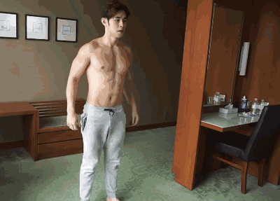 饮食控制有多重要？看看健身肌肉男，大吃大喝30天后的身材变化