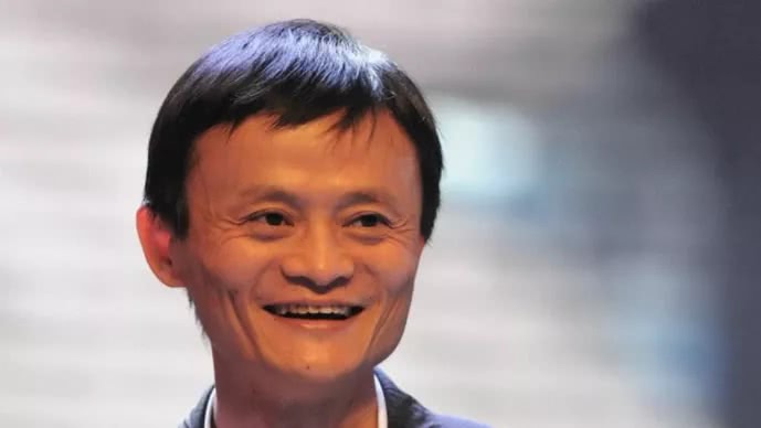 马云最没钱的时候，当初那个塞给他2百块的小男孩，现状如何了呢？