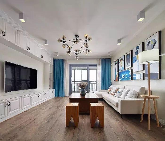 客厅电视背景墙做成收纳墙柜，方便收纳又好看！真不错！