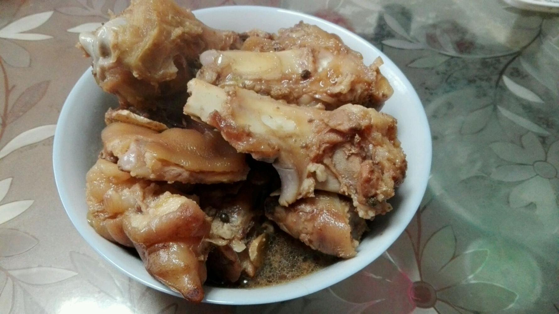 做法十分簡單的豬大骨，咸香入味香辣過癮，特別有年味