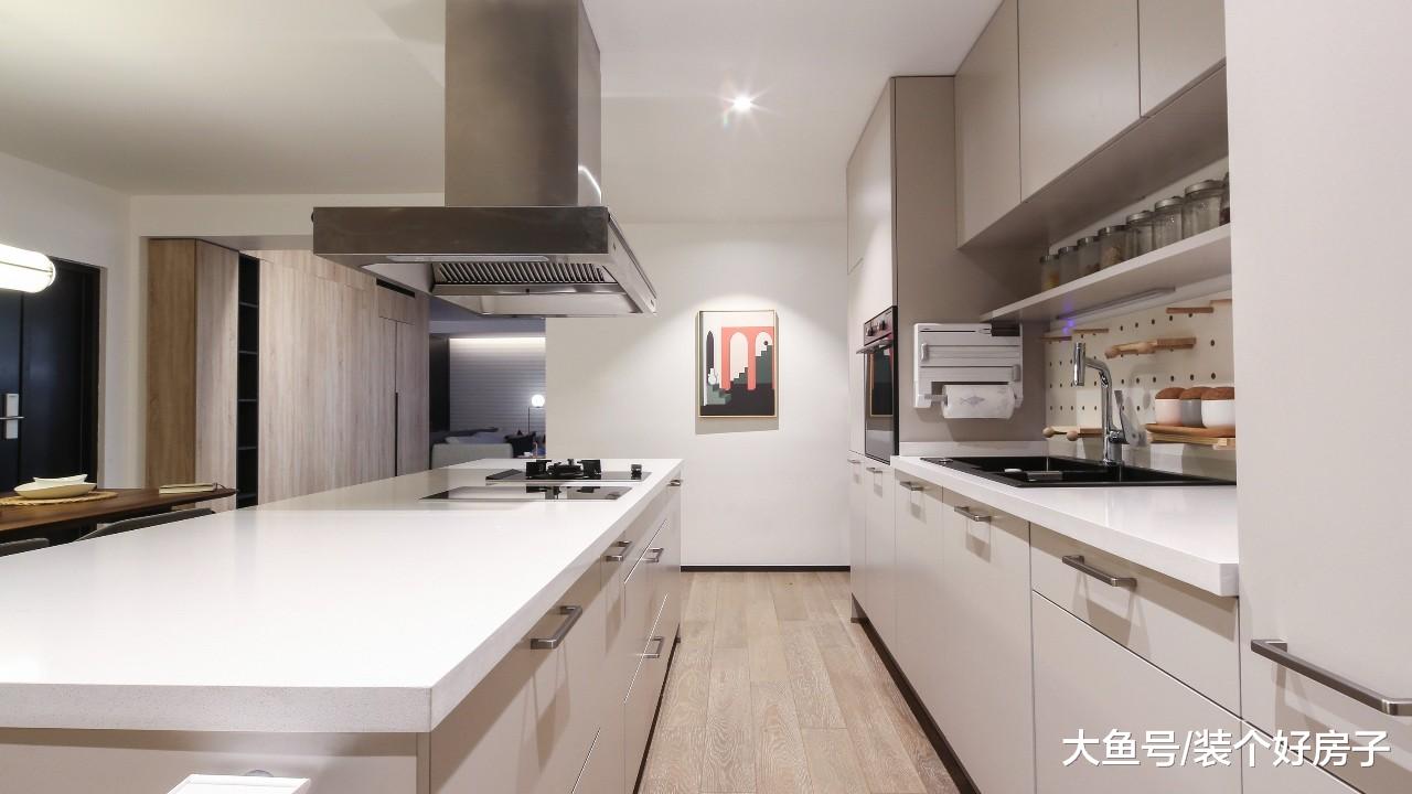 客厅容纳衣帽间，餐厅兼做办公桌，这个130㎡三口之家高效又舒适！