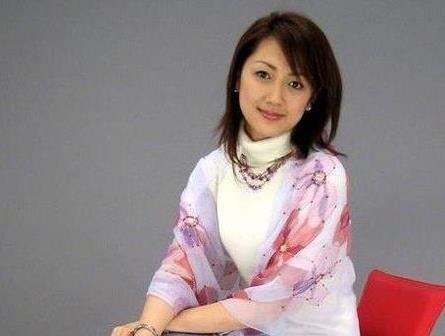 他出身贫困，18年没穿过鞋子，如今身价千亿，女儿成中国女首富
