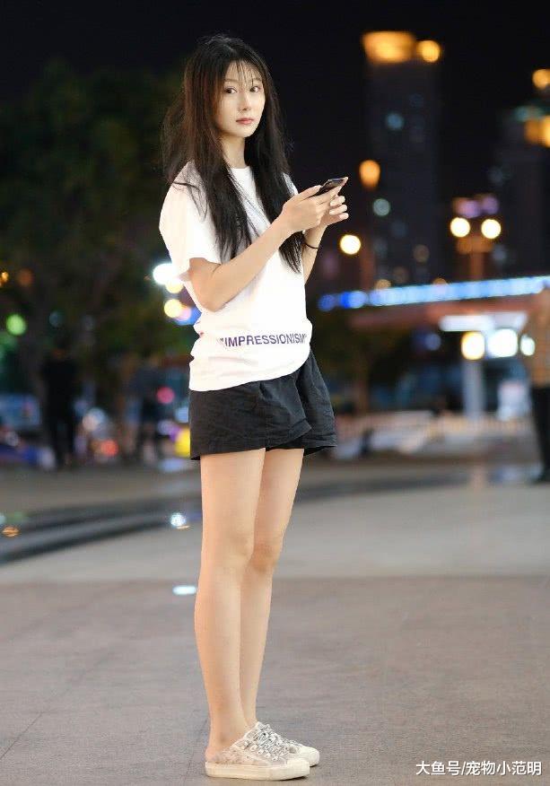 小姐姐经常穿短裙，大腿两个肤色，第一眼还以为刚从非洲回来！