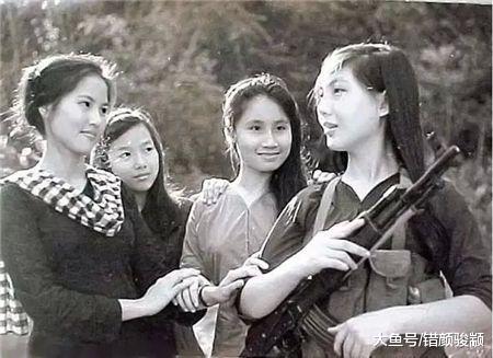 19岁战士活捉17岁越军女特工，从身上搜出什么？让人大开眼界